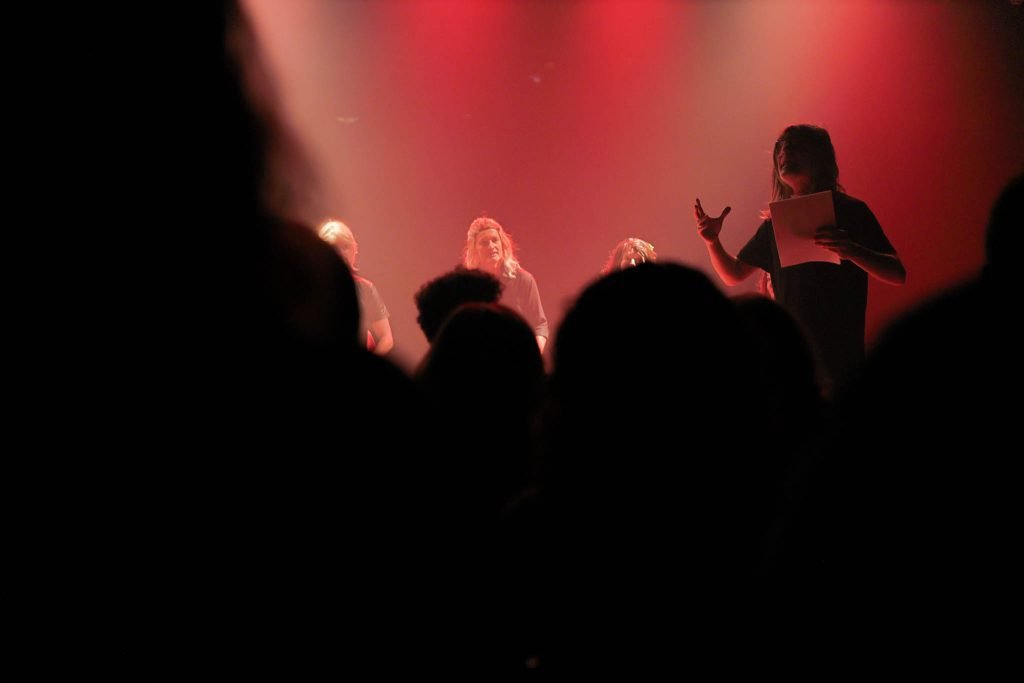 Cai Anágua. (16/11/2024). | Foto: Clara Silva