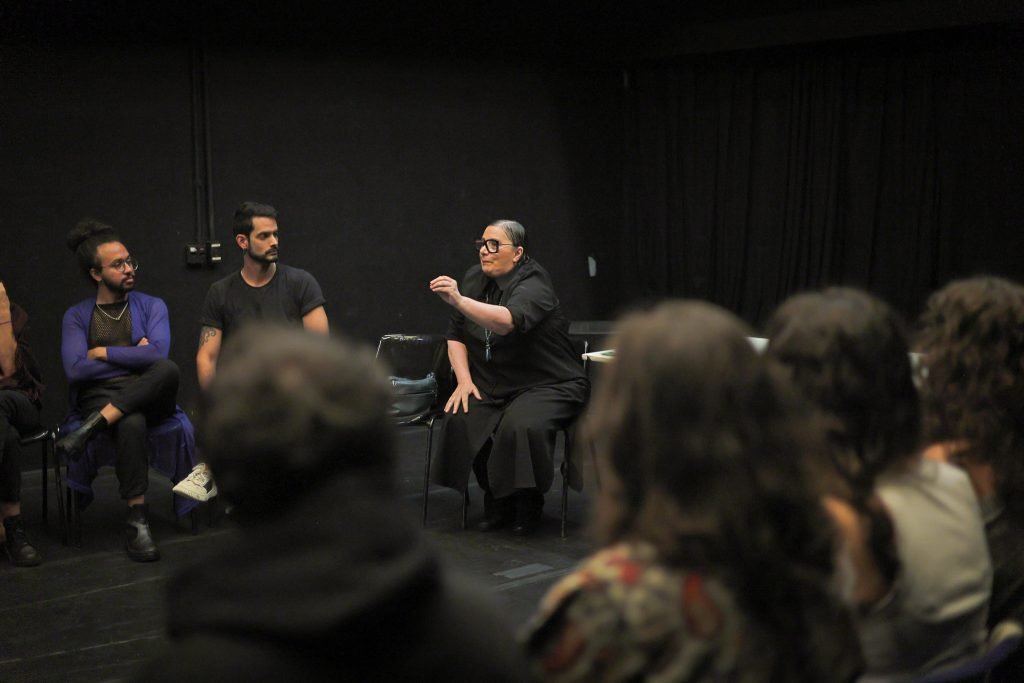 Curso “1 minuto de falso naturalismo” com Luluh Pavarin, na sede Roosevelt da SP Escola de Teatro. (13/01/2025) | Foto: Clara Silva.