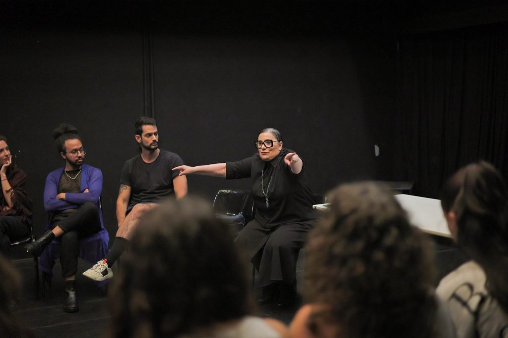 Curso “1 minuto de falso naturalismo” com Luluh Pavarin, na sede Roosevelt da SP Escola de Teatro. (13/01/2025) | Foto: Clara Silva.