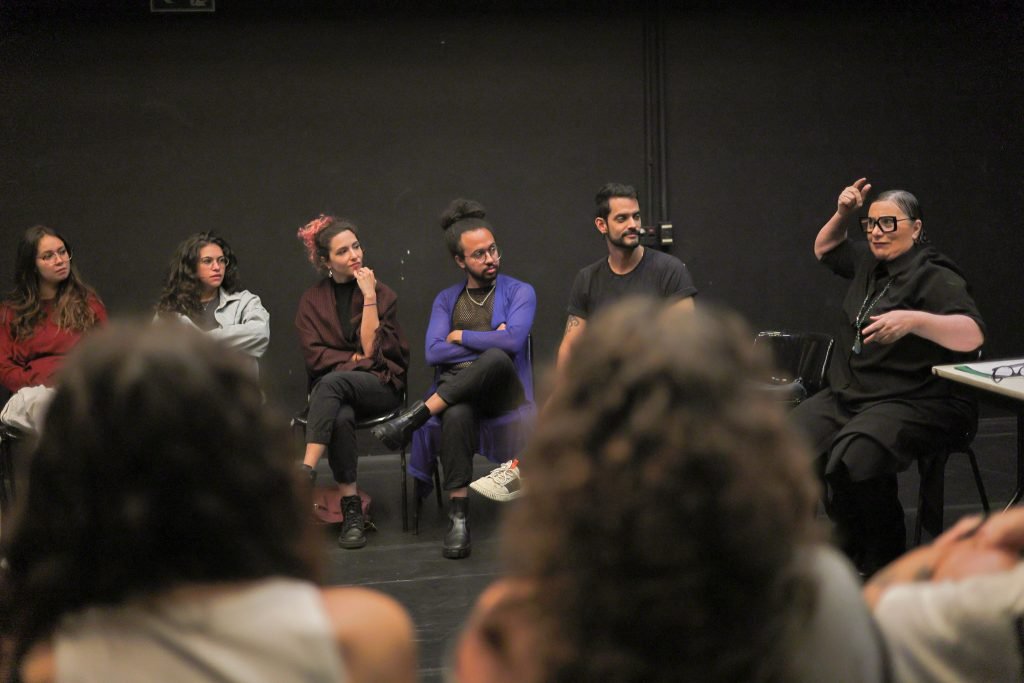 Curso “1 minuto de falso naturalismo” com Luluh Pavarin, na sede Roosevelt da SP Escola de Teatro. (13/01/2025) | Foto: Clara Silva.