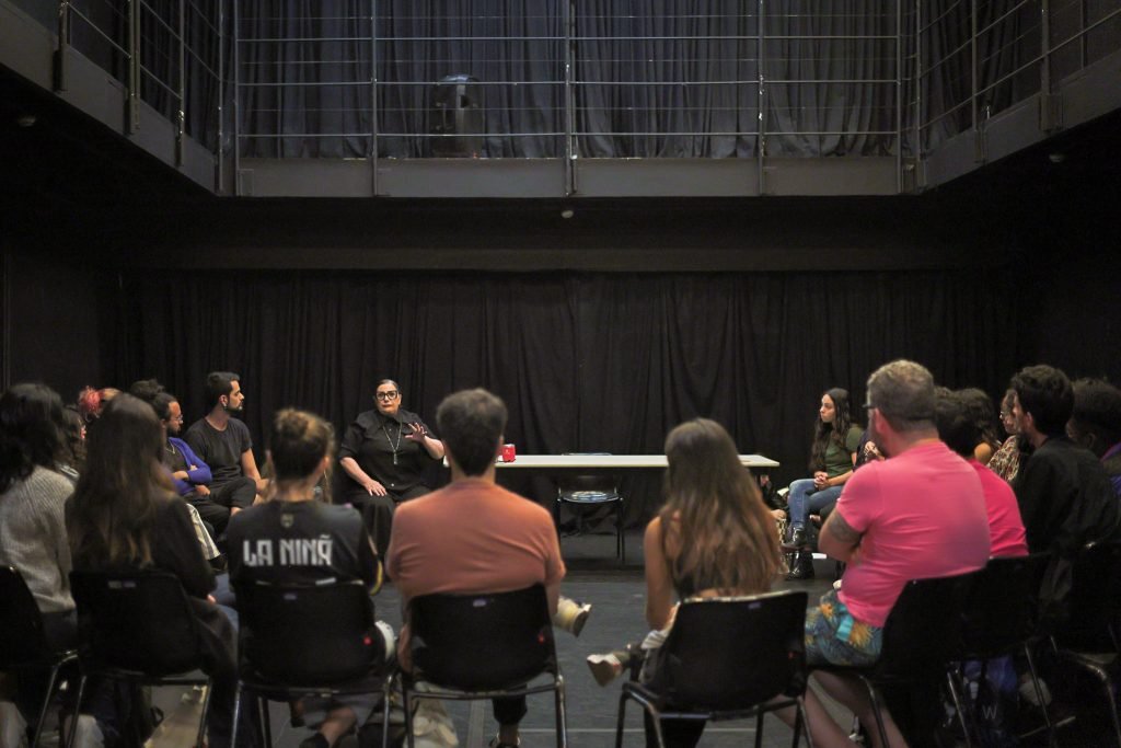 Curso “1 minuto de falso naturalismo” com Luluh Pavarin, na sede Roosevelt da SP Escola de Teatro. (13/01/2025) | Foto: Clara Silva.