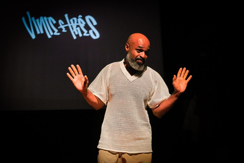 Espetáculo "VINTE E TRÊS: [encruzilhada no tempo: cênico, da memória e da realidade]", na sede Roosevelt da SP Escola de Teatro. (13/03/2025) | Foto: Clara Silva