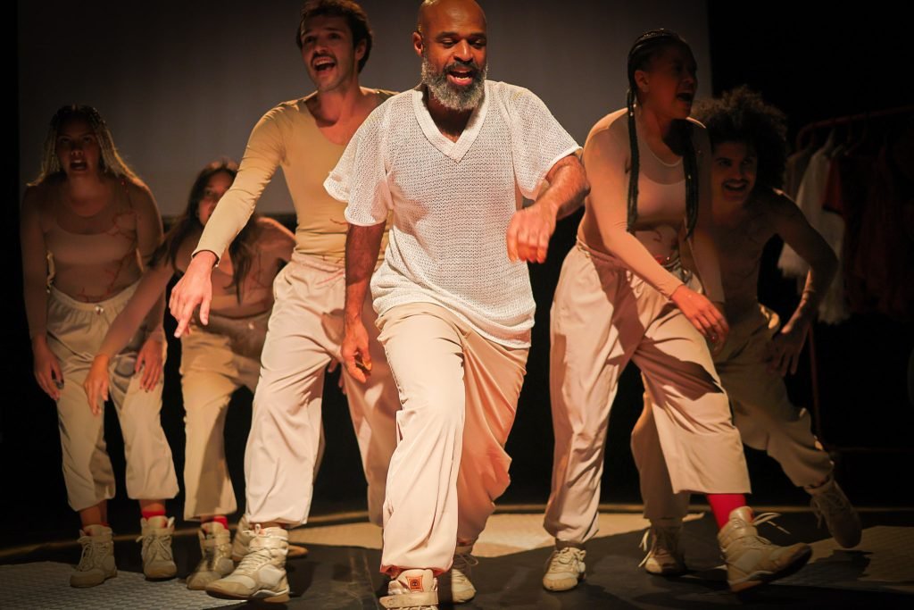 Espetáculo "VINTE E TRÊS: [encruzilhada no tempo: cênico, da memória e da realidade]", na sede Roosevelt da SP Escola de Teatro. (13/03/2025) | Foto: Clara Silva