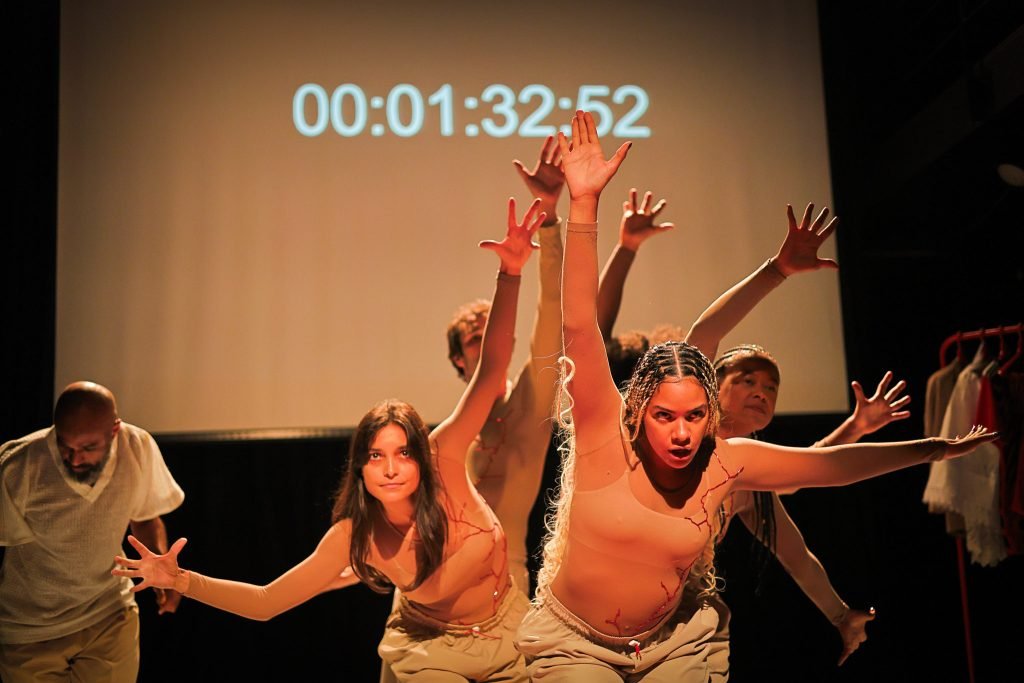 Espetáculo "VINTE E TRÊS: [encruzilhada no tempo: cênico, da memória e da realidade]", na sede Roosevelt da SP Escola de Teatro. (13/03/2025) | Foto: Clara Silva
