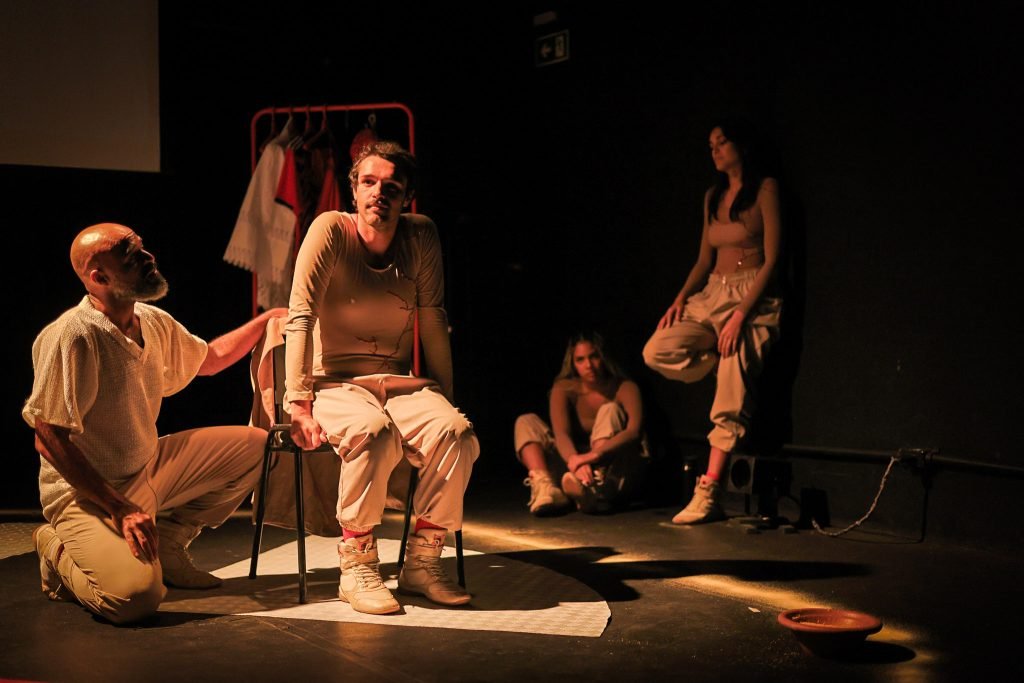 Espetáculo "VINTE E TRÊS: [encruzilhada no tempo: cênico, da memória e da realidade]", na sede Roosevelt da SP Escola de Teatro. (13/03/2025) | Foto: Clara Silva