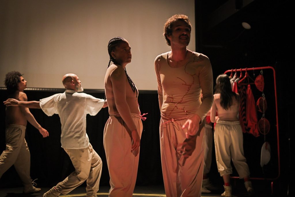 Espetáculo "VINTE E TRÊS: [encruzilhada no tempo: cênico, da memória e da realidade]", na sede Roosevelt da SP Escola de Teatro. (13/03/2025) | Foto: Clara Silva
