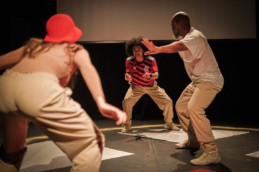 Espetáculo "VINTE E TRÊS: [encruzilhada no tempo: cênico, da memória e da realidade]", na sede Roosevelt da SP Escola de Teatro. (13/03/2025) | Foto: Clara Silva