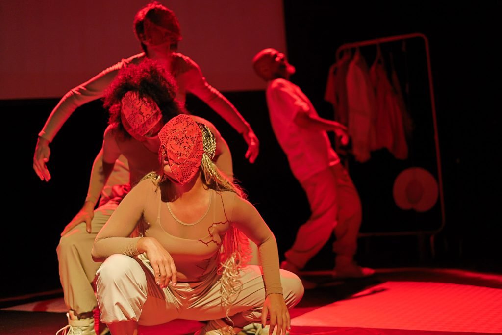 Espetáculo "VINTE E TRÊS: [encruzilhada no tempo: cênico, da memória e da realidade]", na sede Roosevelt da SP Escola de Teatro. (13/03/2025) | Foto: Clara Silva