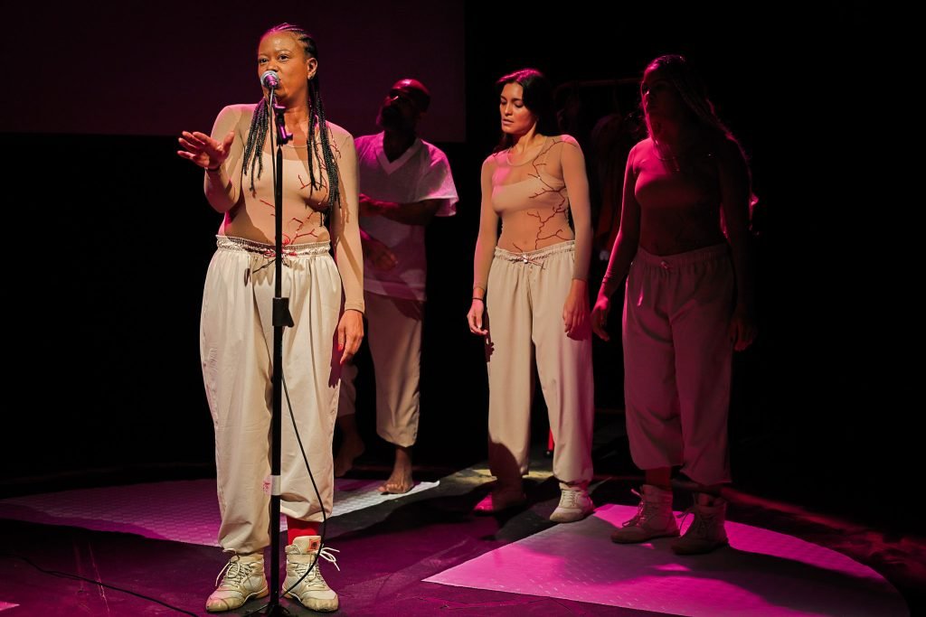 Espetáculo "VINTE E TRÊS: [encruzilhada no tempo: cênico, da memória e da realidade]", na sede Roosevelt da SP Escola de Teatro. (13/03/2025) | Foto: Clara Silva