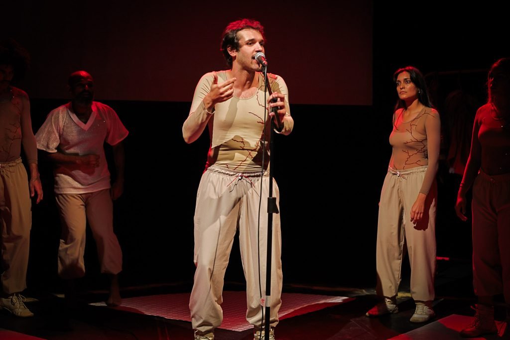 Espetáculo "VINTE E TRÊS: [encruzilhada no tempo: cênico, da memória e da realidade]", na sede Roosevelt da SP Escola de Teatro. (13/03/2025) | Foto: Clara Silva