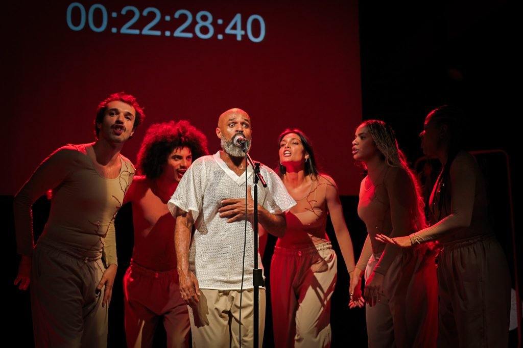Espetáculo "VINTE E TRÊS: [encruzilhada no tempo: cênico, da memória e da realidade]", na sede Roosevelt da SP Escola de Teatro. (13/03/2025) | Foto: Clara Silva
