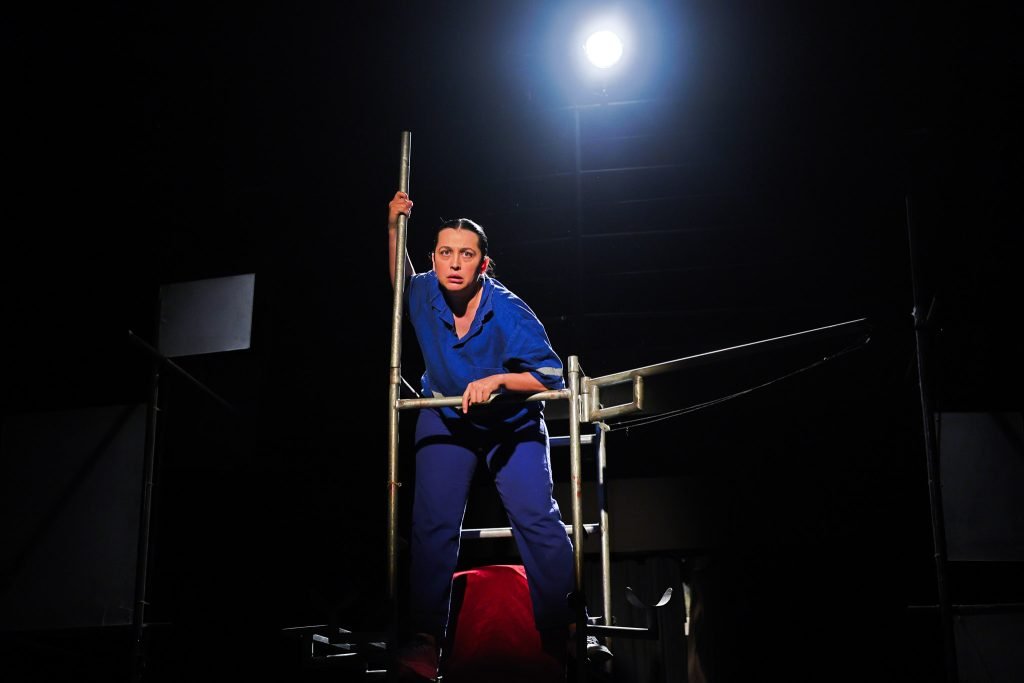 Espetáculo "A CobraDORa", na sede Roosevelt da SP Escola de Teatro. (20/03/2025) | Foto: Clara Silva