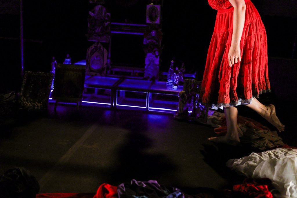 Espetáculo "A CobraDORa", na sede Roosevelt da SP Escola de Teatro. (20/03/2025) | Foto: Clara Silva