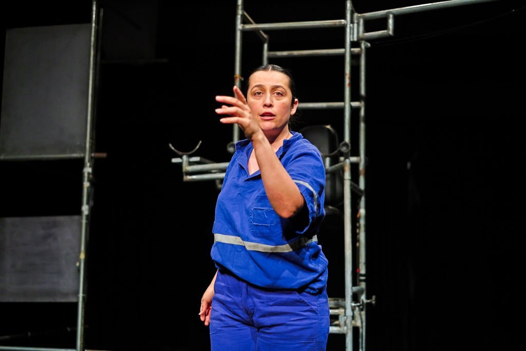 Espetáculo "A CobraDORa", na sede Roosevelt da SP Escola de Teatro. (20/03/2025) | Foto: Clara Silva