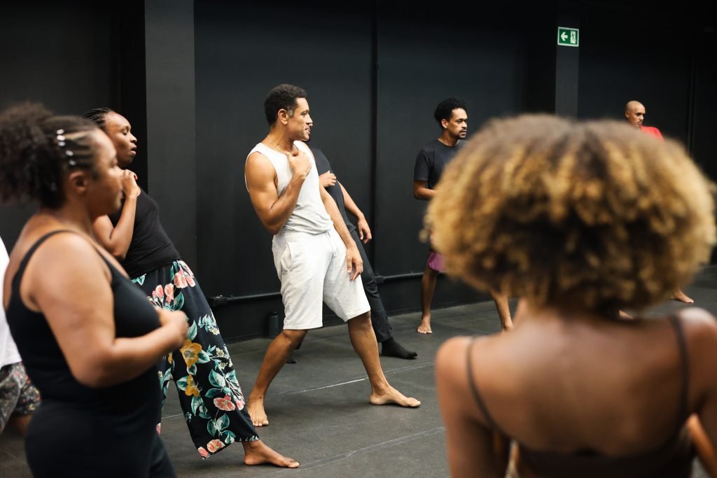 Curso “Afrocerimônias – a filosofia da cena no teatro de nação” com Rodrigo de Odé, na sede Roosevelt da SP Escola de Teatro. (10/03/2025) | Foto: Clara Silva.