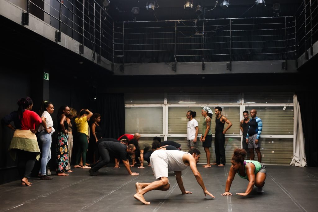 Curso “Afrocerimônias – a filosofia da cena no teatro de nação” com Rodrigo de Odé, na sede Roosevelt da SP Escola de Teatro. (10/03/2025) | Foto: Clara Silva.