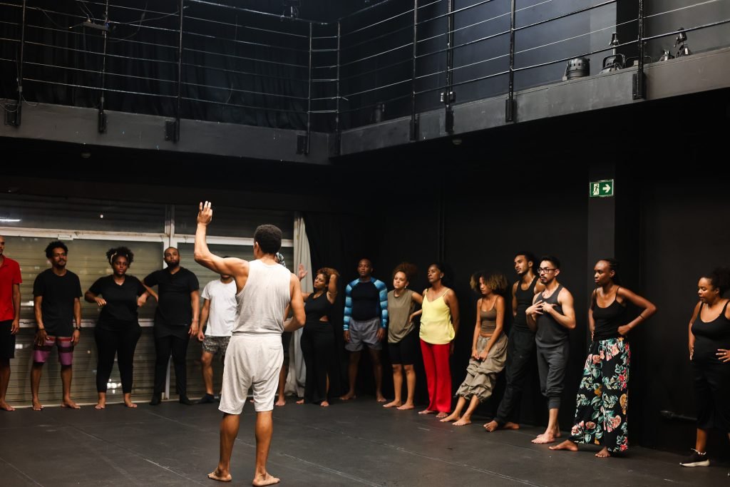 Curso “Afrocerimônias – a filosofia da cena no teatro de nação” com Rodrigo de Odé, na sede Roosevelt da SP Escola de Teatro. (10/03/2025) | Foto: Clara Silva.