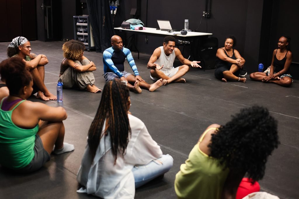 Curso “Afrocerimônias – a filosofia da cena no teatro de nação” com Rodrigo de Odé, na sede Roosevelt da SP Escola de Teatro. (10/03/2025) | Foto: Clara Silva.