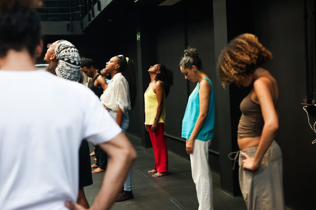 Curso “Afrocerimônias – a filosofia da cena no teatro de nação” com Rodrigo de Odé, na sede Roosevelt da SP Escola de Teatro. (10/03/2025) | Foto: Clara Silva.