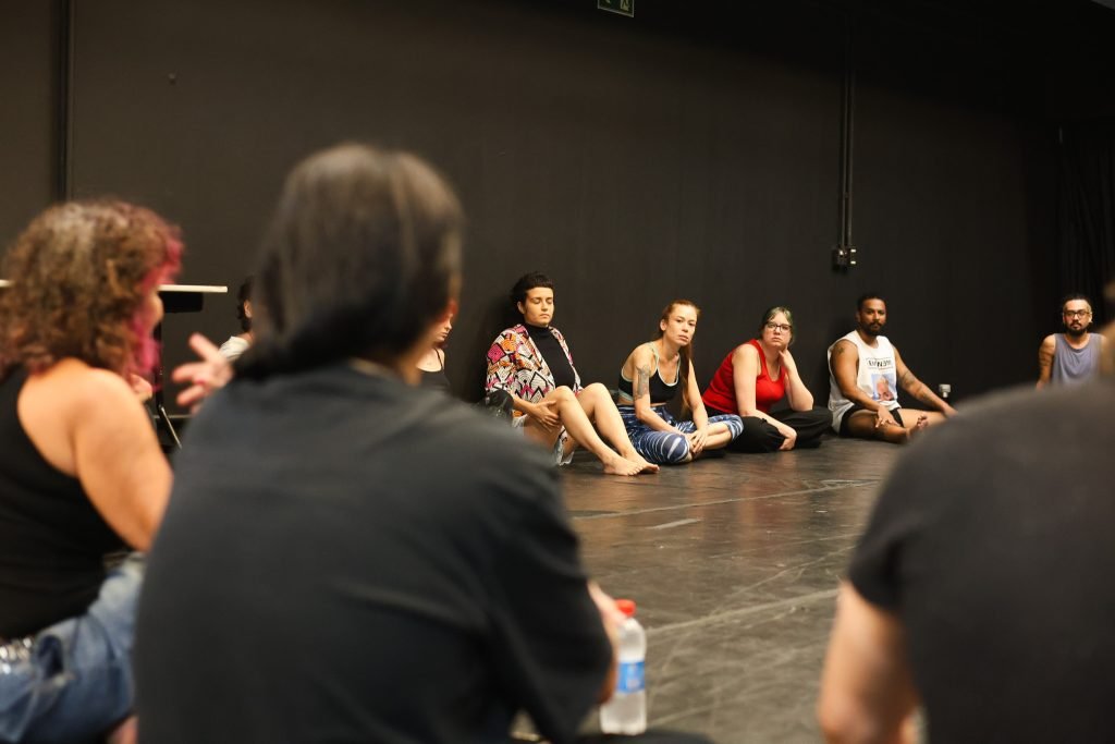 Curso “CORPO-MANIFESTO – Criações autorais a partir das técnicas das Máscaras Neutras, Larvárias, Bufão, Pintura Corporal” com Daniela Carmona, na sede Roosevelt da SP Escola de Teatro. (10/03/2025) | Foto: Clara Silva.