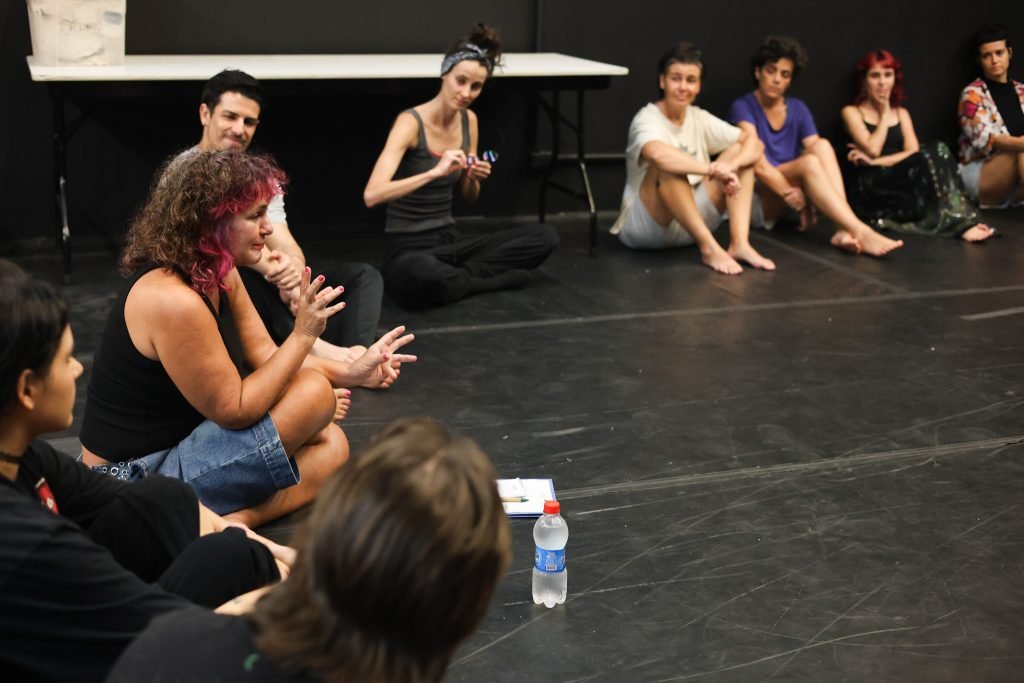 Curso “CORPO-MANIFESTO – Criações autorais a partir das técnicas das Máscaras Neutras, Larvárias, Bufão, Pintura Corporal” com Daniela Carmona, na sede Roosevelt da SP Escola de Teatro. (10/03/2025) | Foto: Clara Silva.