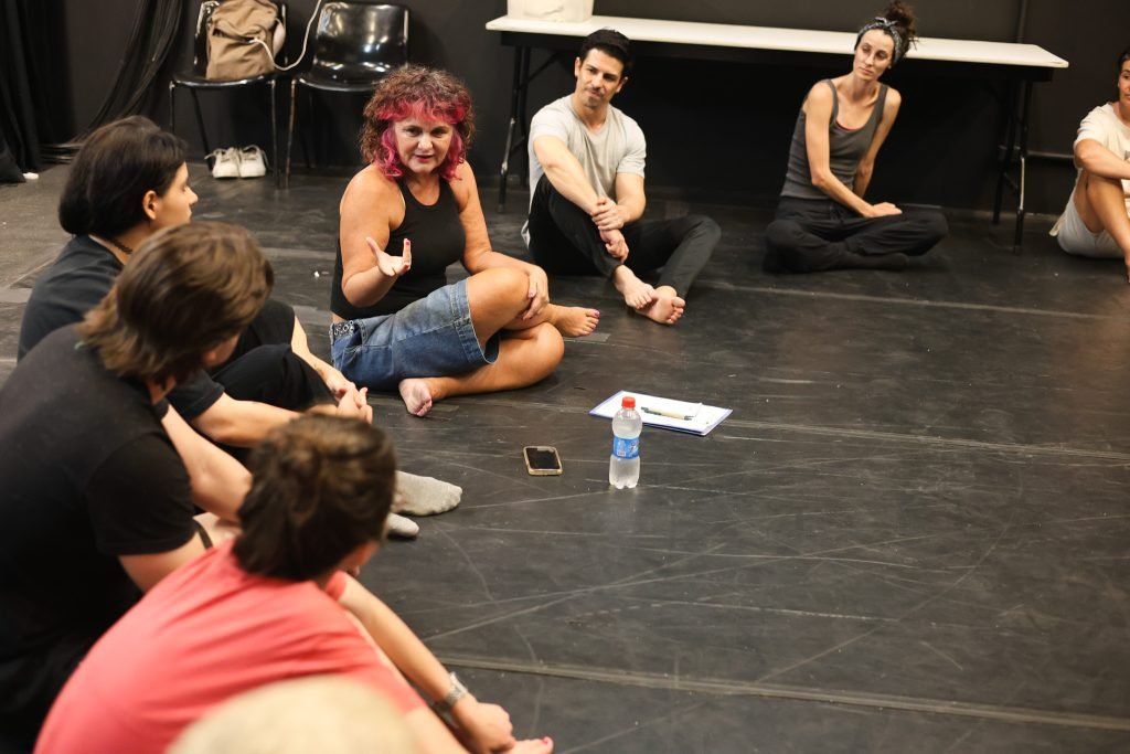 Curso “CORPO-MANIFESTO – Criações autorais a partir das técnicas das Máscaras Neutras, Larvárias, Bufão, Pintura Corporal” com Daniela Carmona, na sede Roosevelt da SP Escola de Teatro. (10/03/2025) | Foto: Clara Silva.