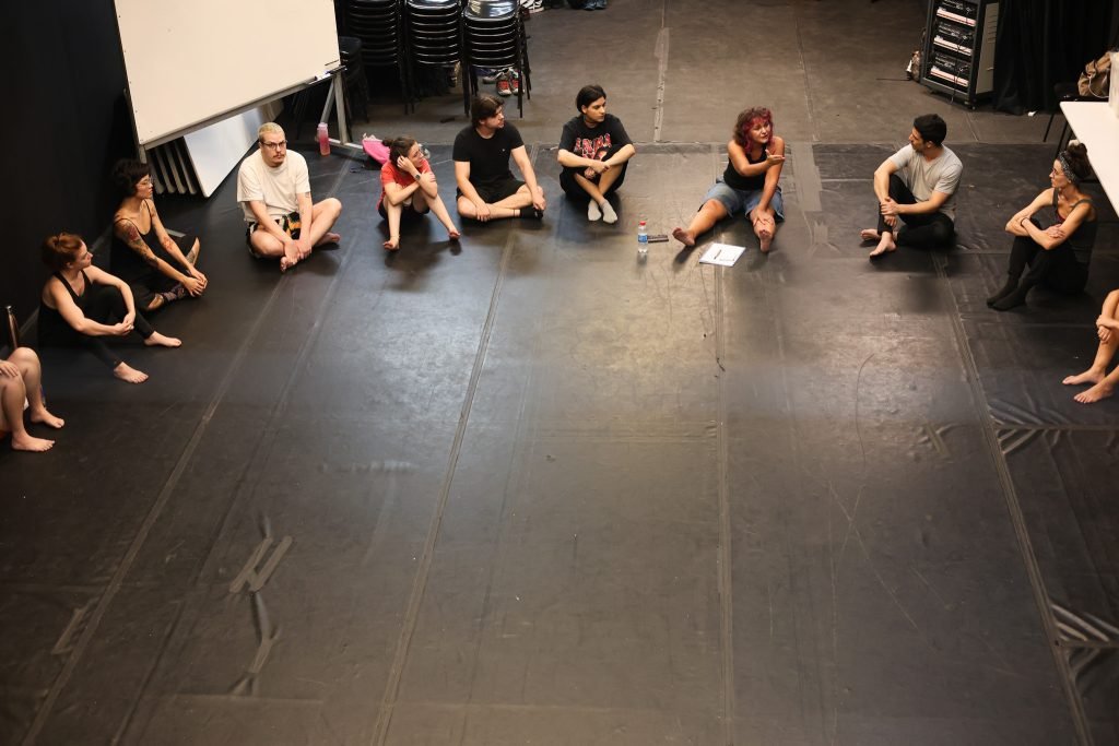 Curso “CORPO-MANIFESTO – Criações autorais a partir das técnicas das Máscaras Neutras, Larvárias, Bufão, Pintura Corporal” com Daniela Carmona, na sede Roosevelt da SP Escola de Teatro. (10/03/2025) | Foto: Clara Silva.