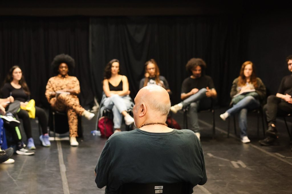 Curso “A composição do personagem a partir da palavra” com Gerson Steves, na sede Roosevelt da SP Escola de Teatro. (15/04/2025) | Foto: Clara Silva.