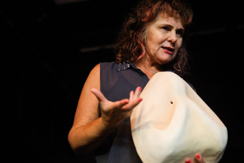 Apresentação na aula final do curso “CORPO-MANIFESTO – Criações autorais a partir das técnicas das Máscaras Neutras, Larvárias, Bufão, Pintura Corporal” com Daniela Carmona, na sede Roosevelt da SP Escola de Teatro. (04/03/2025) | Foto: Clara Silva.