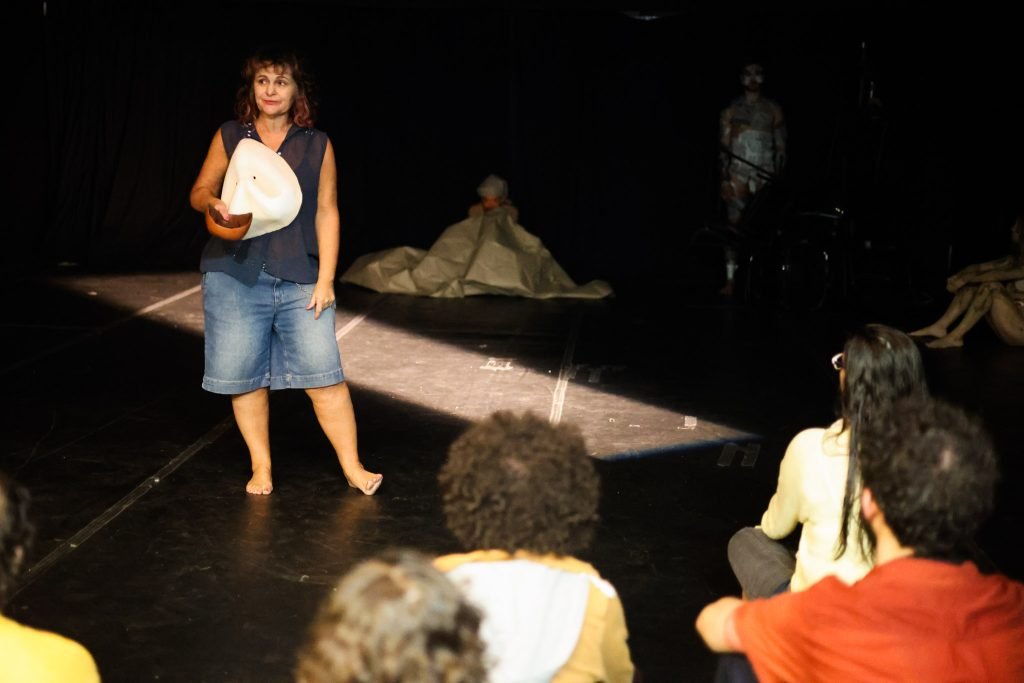 Apresentação na aula final do curso “CORPO-MANIFESTO – Criações autorais a partir das técnicas das Máscaras Neutras, Larvárias, Bufão, Pintura Corporal” com Daniela Carmona, na sede Roosevelt da SP Escola de Teatro. (04/03/2025) | Foto: Clara Silva.