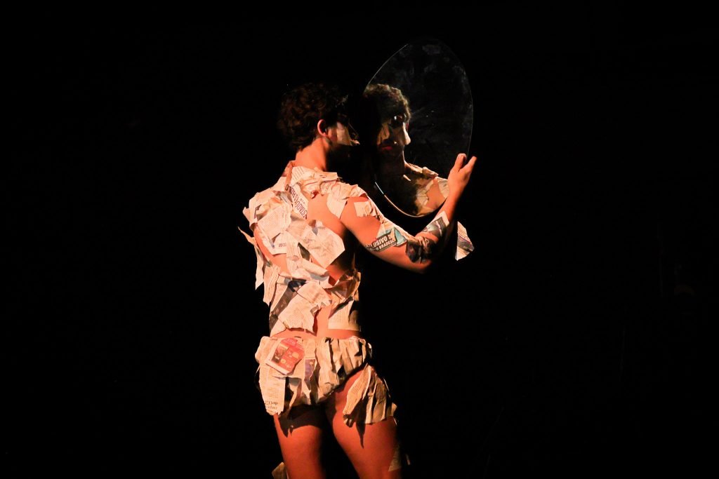 Apresentação na aula final do curso “CORPO-MANIFESTO – Criações autorais a partir das técnicas das Máscaras Neutras, Larvárias, Bufão, Pintura Corporal” com Daniela Carmona, na sede Roosevelt da SP Escola de Teatro. (04/03/2025) | Foto: Clara Silva.