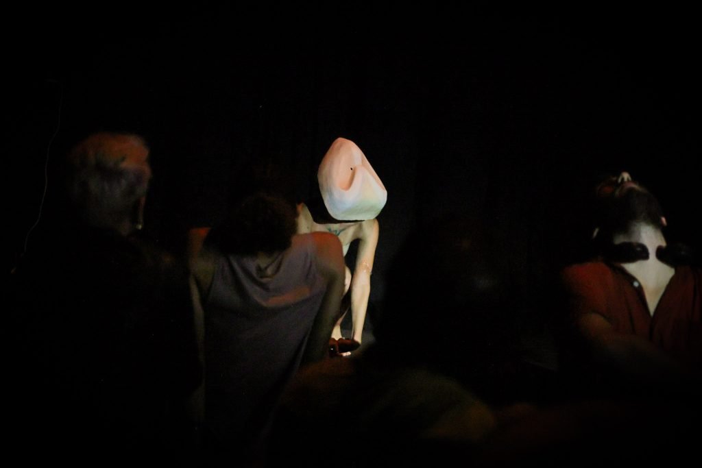 Apresentação na aula final do curso “CORPO-MANIFESTO – Criações autorais a partir das técnicas das Máscaras Neutras, Larvárias, Bufão, Pintura Corporal” com Daniela Carmona, na sede Roosevelt da SP Escola de Teatro. (04/03/2025) | Foto: Clara Silva.