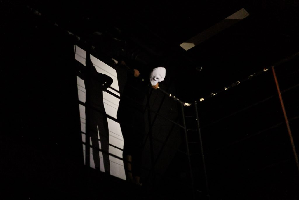 Apresentação na aula final do curso “CORPO-MANIFESTO – Criações autorais a partir das técnicas das Máscaras Neutras, Larvárias, Bufão, Pintura Corporal” com Daniela Carmona, na sede Roosevelt da SP Escola de Teatro. (04/03/2025) | Foto: Clara Silva.