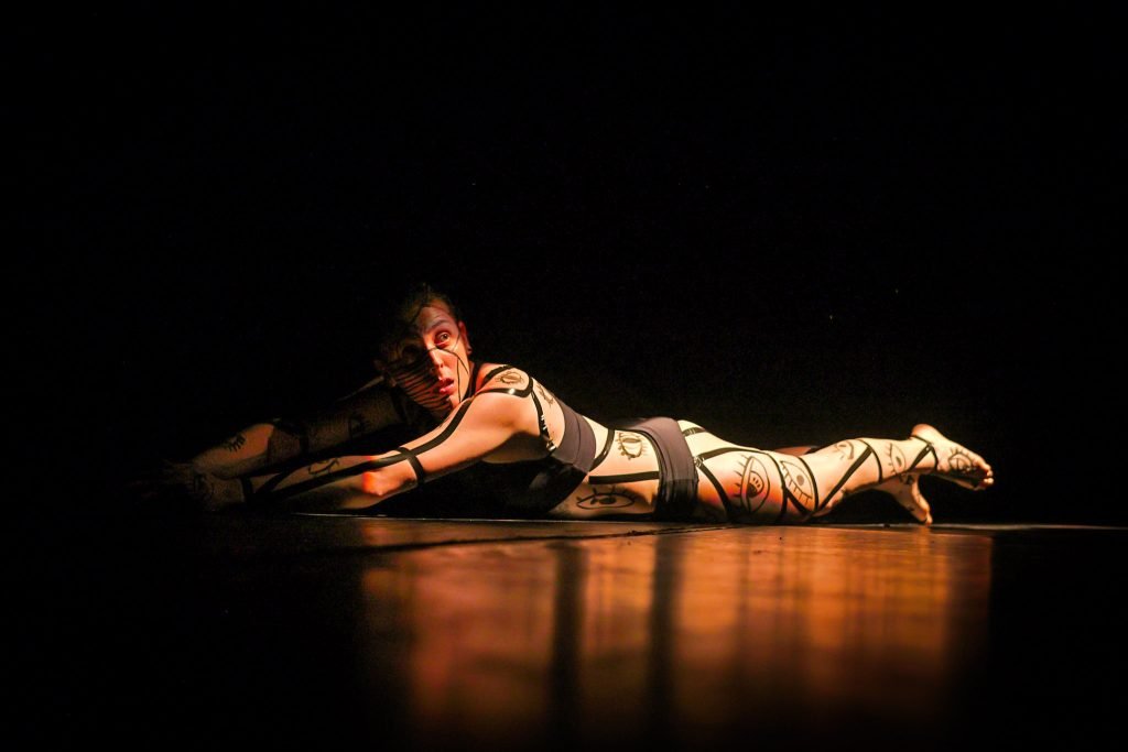 Apresentação na aula final do curso “CORPO-MANIFESTO – Criações autorais a partir das técnicas das Máscaras Neutras, Larvárias, Bufão, Pintura Corporal” com Daniela Carmona, na sede Roosevelt da SP Escola de Teatro. (04/03/2025) | Foto: Clara Silva.