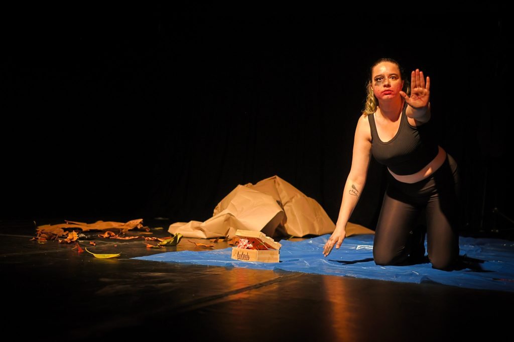 Apresentação na aula final do curso “CORPO-MANIFESTO – Criações autorais a partir das técnicas das Máscaras Neutras, Larvárias, Bufão, Pintura Corporal” com Daniela Carmona, na sede Roosevelt da SP Escola de Teatro. (04/03/2025) | Foto: Clara Silva.