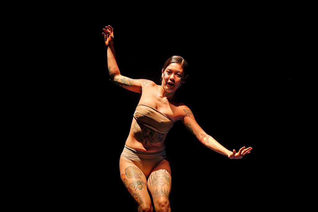 Apresentação na aula final do curso “CORPO-MANIFESTO – Criações autorais a partir das técnicas das Máscaras Neutras, Larvárias, Bufão, Pintura Corporal” com Daniela Carmona, na sede Roosevelt da SP Escola de Teatro. (04/03/2025) | Foto: Clara Silva.