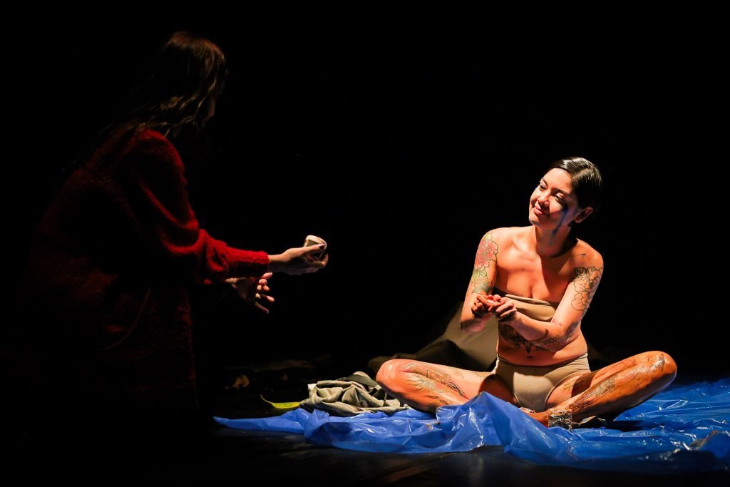 Apresentação na aula final do curso “CORPO-MANIFESTO – Criações autorais a partir das técnicas das Máscaras Neutras, Larvárias, Bufão, Pintura Corporal” com Daniela Carmona, na sede Roosevelt da SP Escola de Teatro. (04/03/2025) | Foto: Clara Silva.