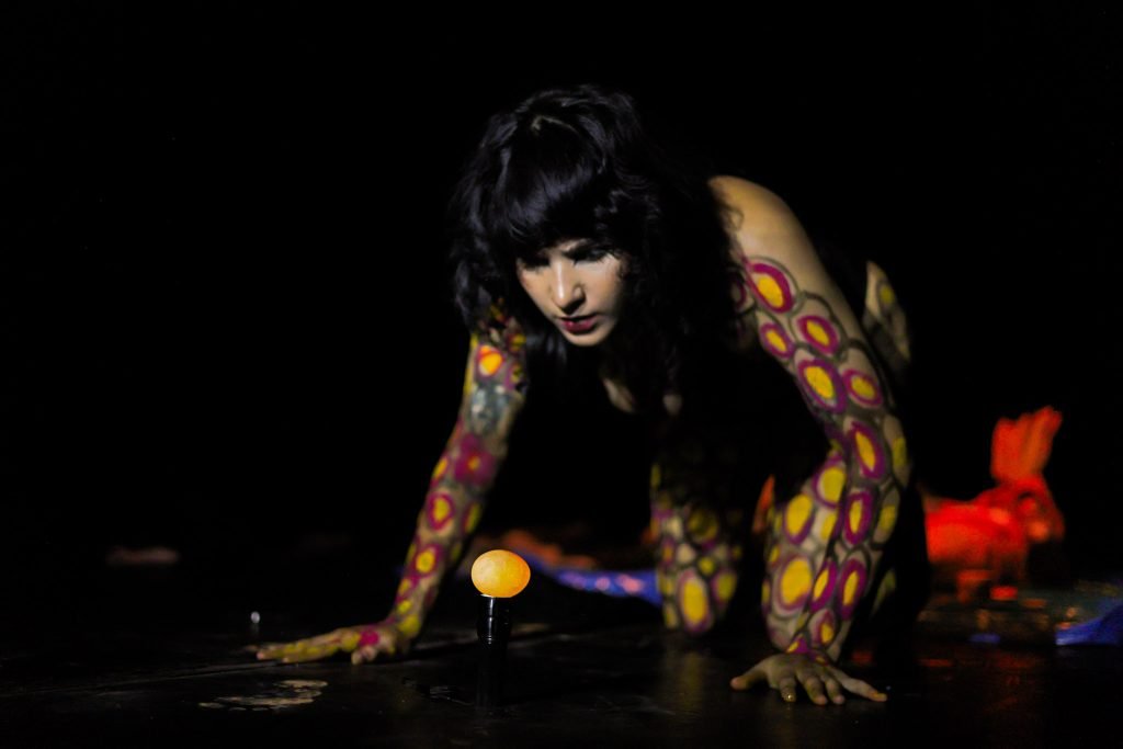 Apresentação na aula final do curso “CORPO-MANIFESTO – Criações autorais a partir das técnicas das Máscaras Neutras, Larvárias, Bufão, Pintura Corporal” com Daniela Carmona, na sede Roosevelt da SP Escola de Teatro. (04/03/2025) | Foto: Clara Silva.