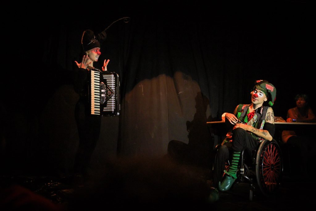 Apresentação na aula final do curso “CORPO-MANIFESTO – Criações autorais a partir das técnicas das Máscaras Neutras, Larvárias, Bufão, Pintura Corporal” com Daniela Carmona, na sede Roosevelt da SP Escola de Teatro. (04/03/2025) | Foto: Clara Silva.