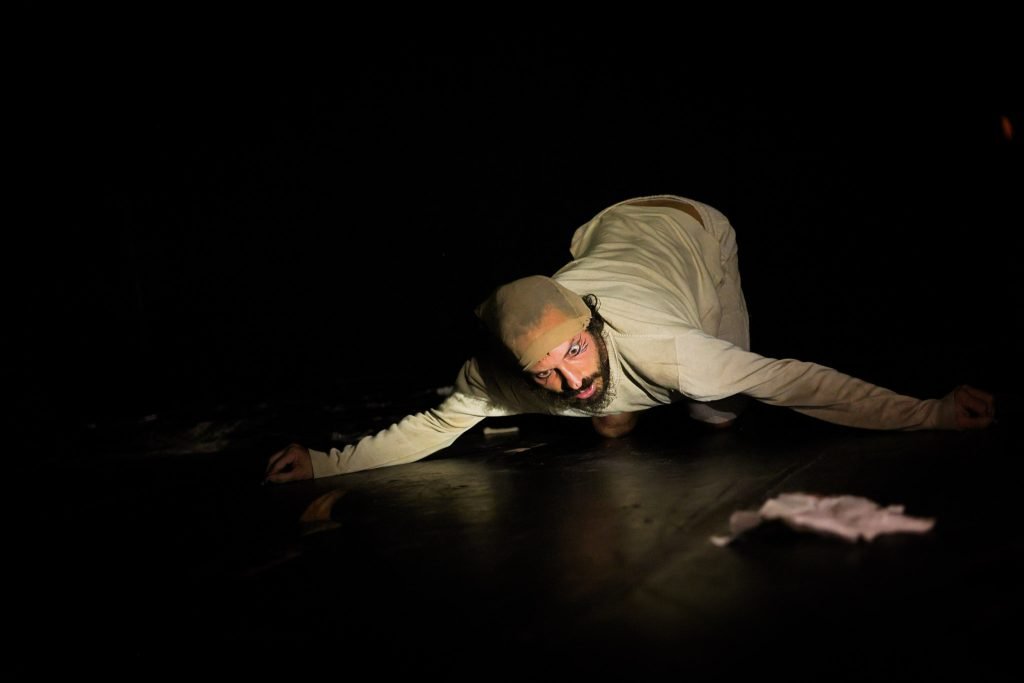 Apresentação na aula final do curso “CORPO-MANIFESTO – Criações autorais a partir das técnicas das Máscaras Neutras, Larvárias, Bufão, Pintura Corporal” com Daniela Carmona, na sede Roosevelt da SP Escola de Teatro. (04/03/2025) | Foto: Clara Silva.