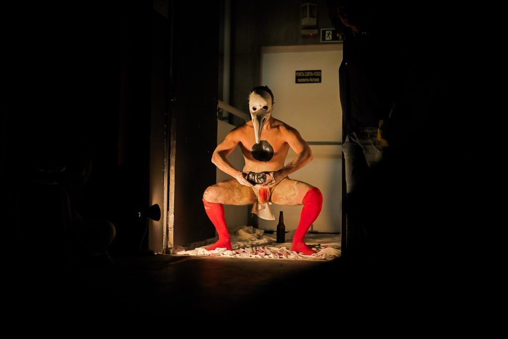 Apresentação na aula final do curso “CORPO-MANIFESTO – Criações autorais a partir das técnicas das Máscaras Neutras, Larvárias, Bufão, Pintura Corporal” com Daniela Carmona, na sede Roosevelt da SP Escola de Teatro. (04/03/2025) | Foto: Clara Silva.