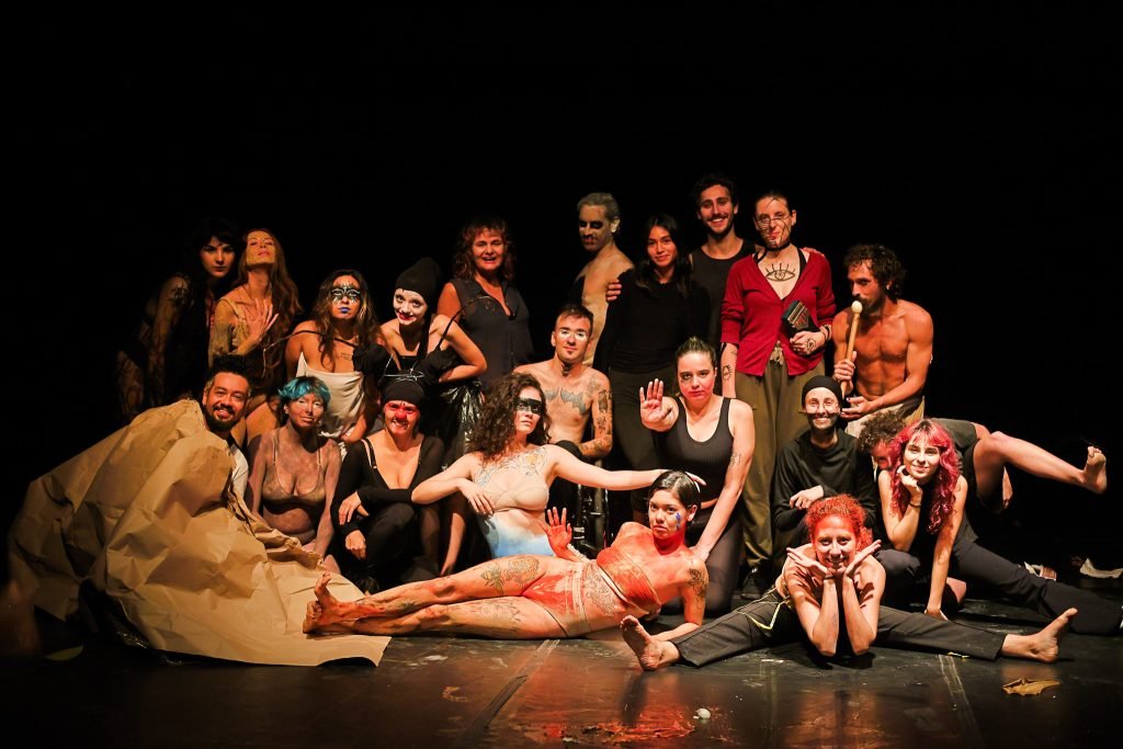 Apresentação na aula final do curso “CORPO-MANIFESTO – Criações autorais a partir das técnicas das Máscaras Neutras, Larvárias, Bufão, Pintura Corporal” com Daniela Carmona, na sede Roosevelt da SP Escola de Teatro. (04/03/2025) | Foto: Clara Silva.