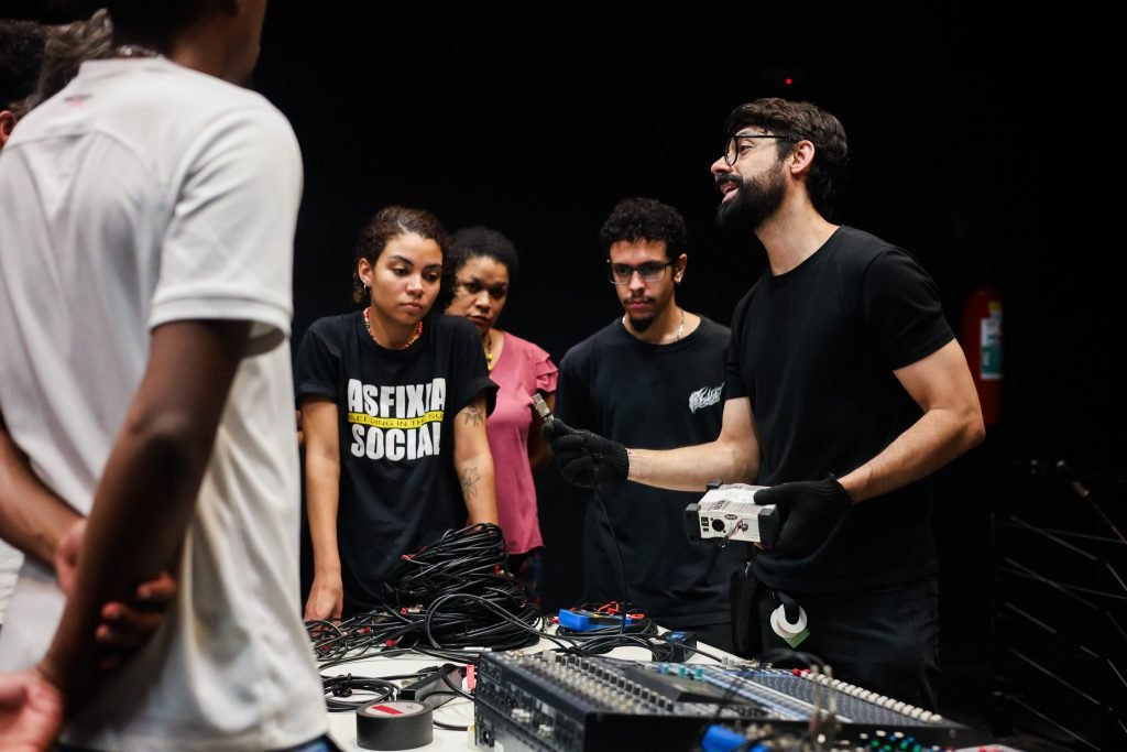 Aula do curso regular de Sonoplastia com o artista convidado Edézio Aragão. (27/03/2025) Foto: Clara Silva