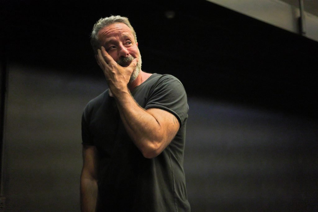 Ensaio aberto Entre Irmãos, com Fernando Pavão e Otávio Martins, na sede Roosevelt da SP Escola de Teatro. (12/04/2025) | Foto: Clara Silva