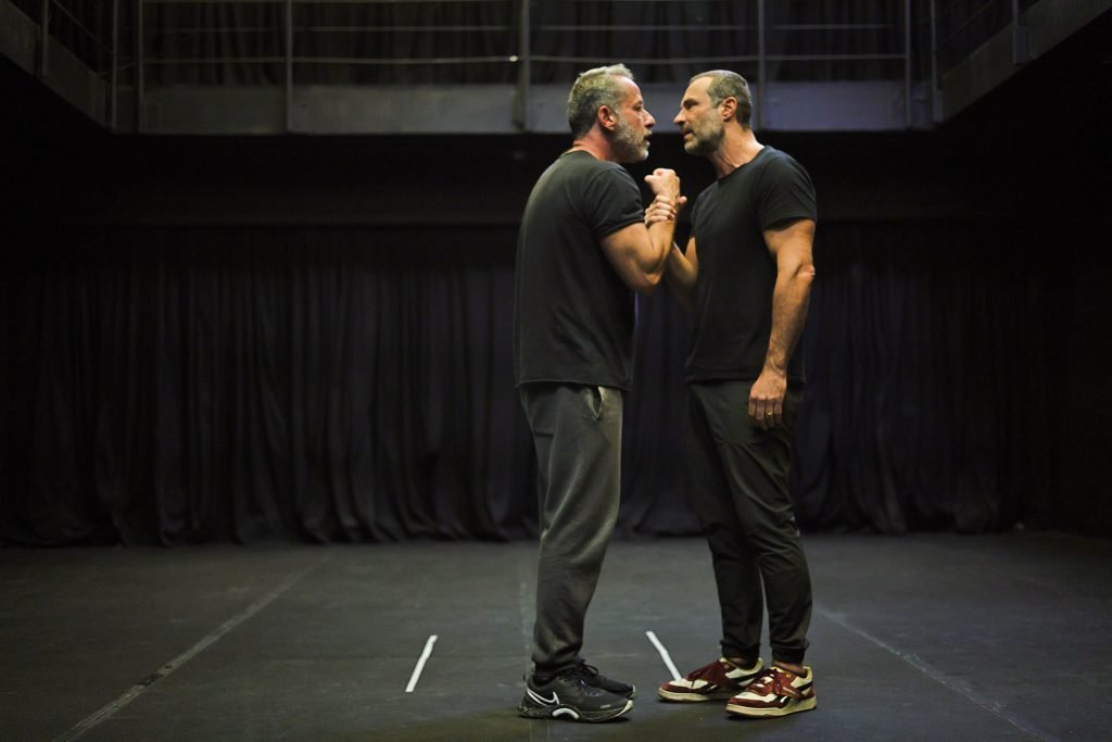 Ensaio aberto Entre Irmãos, com Fernando Pavão e Otávio Martins, na sede Roosevelt da SP Escola de Teatro. (12/04/2025) | Foto: Clara Silva