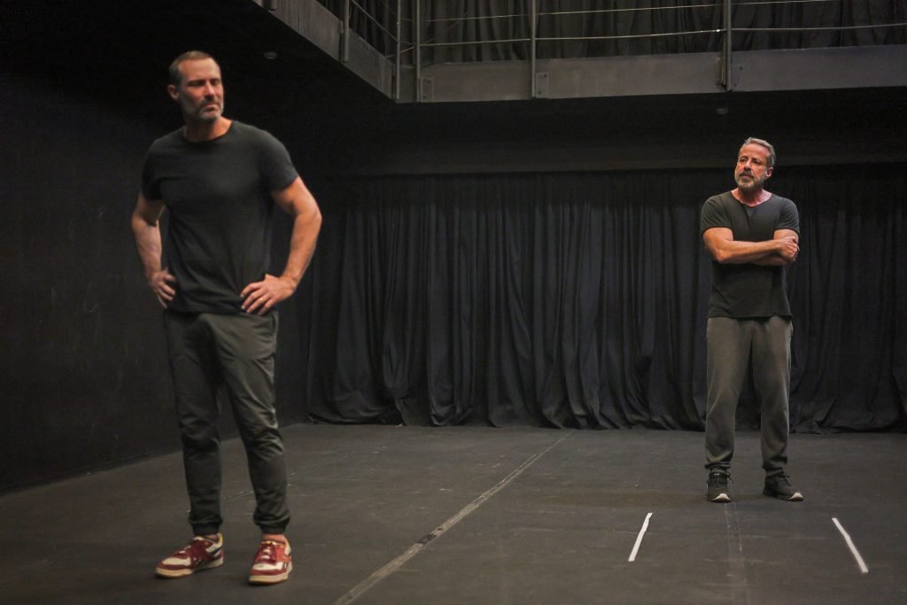 Ensaio aberto Entre Irmãos, com Fernando Pavão e Otávio Martins, na sede Roosevelt da SP Escola de Teatro. (12/04/2025) | Foto: Clara Silva