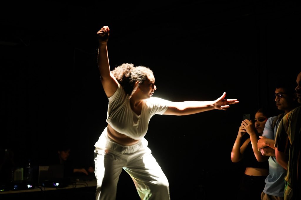 Mostra de Microcenas dos estudantes do módulo azul do curso regular de Direção da SP Escola de Teatro. (29/03/2025). | Foto: Clara Silva