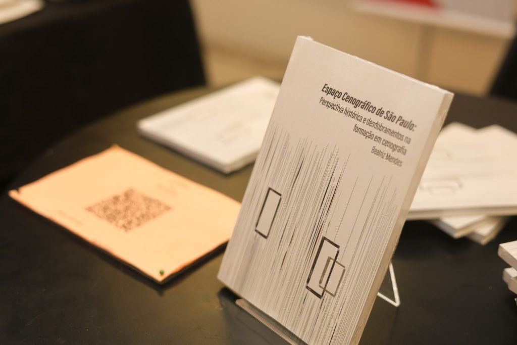 Lançamentos dos livros “Espaço Cenográfico de São Paulo: perspectiva histórica e desdobramentos na formação em cenografia” de Beatriz Mendes e “Cenotecnia, a criação dos operários da cena: um estudo sobre as funções dos trabalhadores cenotécnicos na cidade de São Paulo” de Priscila Chagas, na sede Roosevelt da SP Escola de Teatro. (03/04/2025) | Foto: Clara Silva