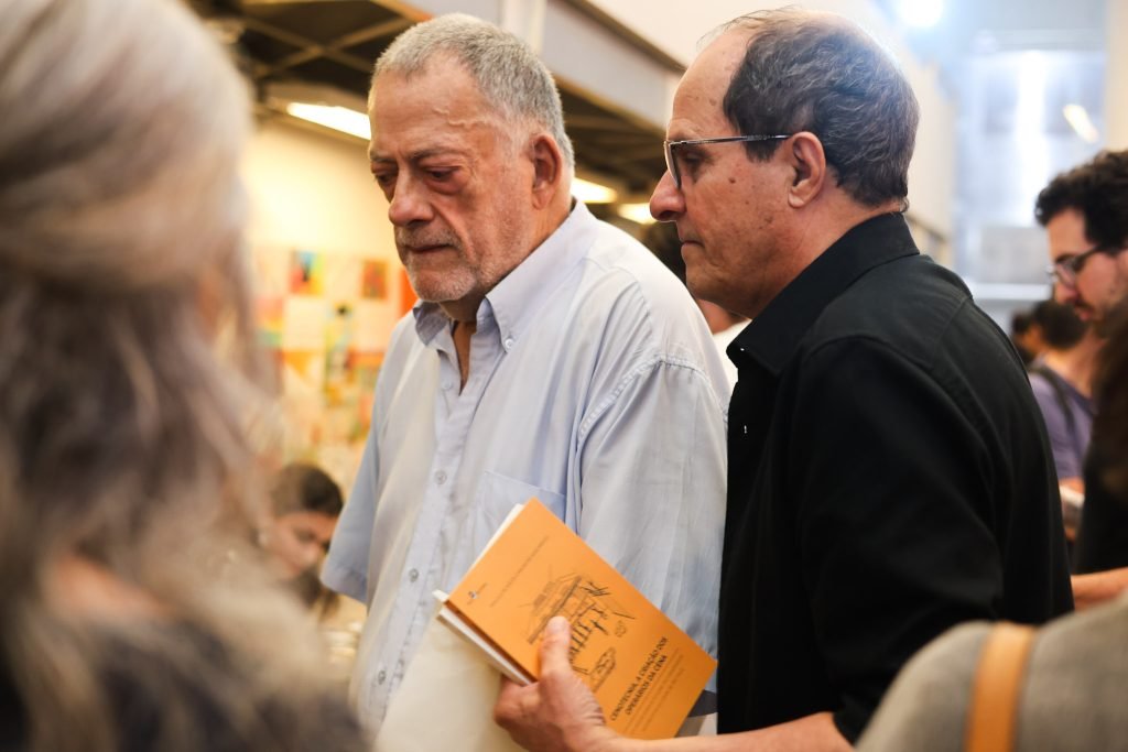 Lançamentos dos livros “Espaço Cenográfico de São Paulo: perspectiva histórica e desdobramentos na formação em cenografia” de Beatriz Mendes e “Cenotecnia, a criação dos operários da cena: um estudo sobre as funções dos trabalhadores cenotécnicos na cidade de São Paulo” de Priscila Chagas, na sede Roosevelt da SP Escola de Teatro. (03/04/2025) | Foto: Clara Silva