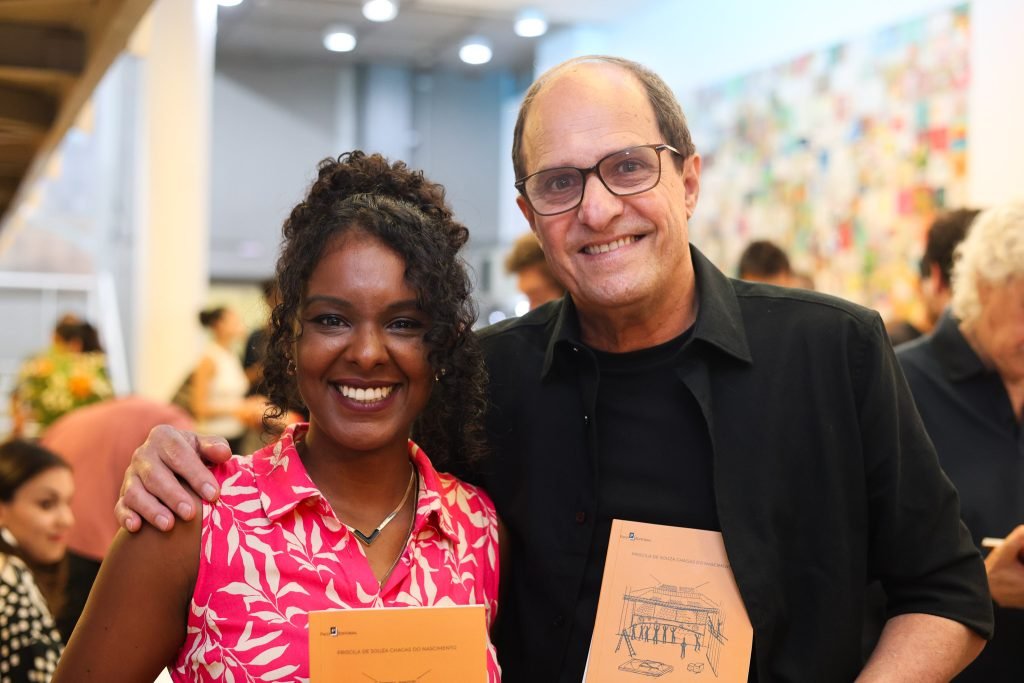Lançamentos dos livros “Espaço Cenográfico de São Paulo: perspectiva histórica e desdobramentos na formação em cenografia” de Beatriz Mendes e “Cenotecnia, a criação dos operários da cena: um estudo sobre as funções dos trabalhadores cenotécnicos na cidade de São Paulo” de Priscila Chagas, na sede Roosevelt da SP Escola de Teatro. (03/04/2025) | Foto: Clara Silva